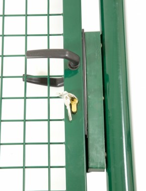key lock on fencing gate